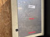 une armoire métallique contenant tout un tas de vis