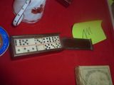 beaucoup d'objets posés sur une table rouge