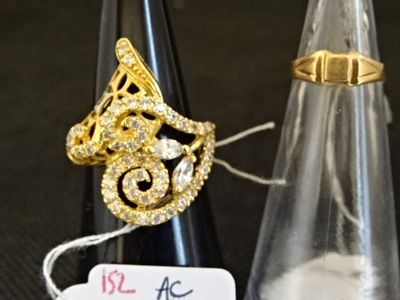 un anneau posé au sommet d'un cône