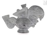 un vase gris surmonté d'un oiseau