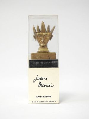 une photo d'une statue en or représentant une femme, exposée dans une vitrine