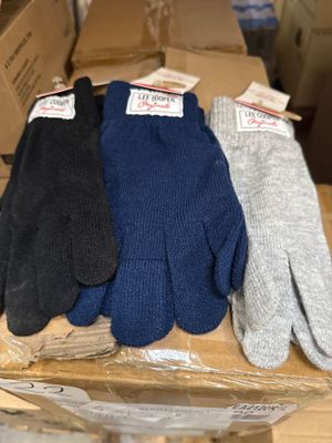 trois paires de gants posées sur une boîte en carton