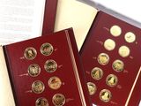 deux livres contenant des pièces d'or et d'argent, posés sur une table