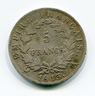 une vieille pièce de monnaie posée sur une surface blanche, avec un fond blanc