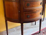 une petite table en bois surmontée de deux tiroirs