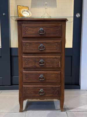 une vieille commode en bois avec un plateau en verre