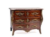 une commode en bois avec un plateau en marbre