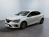 une voiture blanche garée dans une pièce au sol noir