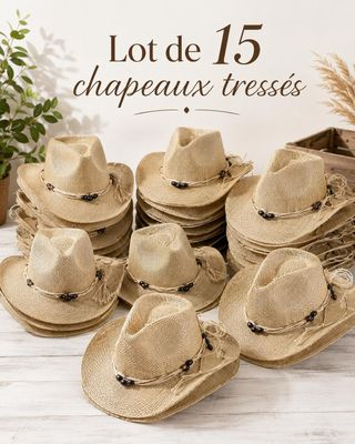 Plusieurs chapeaux de paille sont empilés les uns sur les autres sur une table
