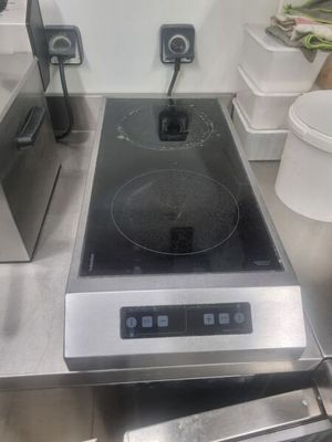 une cuisinière avec un brûleur au milieu d'une cuisine