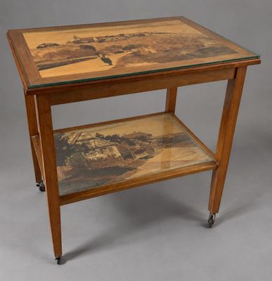 une table en bois avec un plateau en verre, sur laquelle est posé un tableau