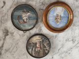 trois miniatures représentant une femme et un homme sur une surface en marbre