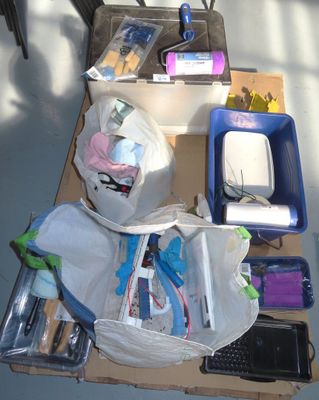 une table sur laquelle se trouvent plusieurs objets
