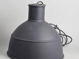 une lampe grise posée sur une table