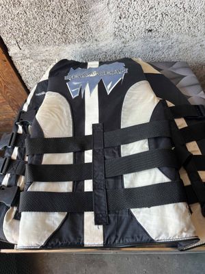 une veste noire et blanche posée sur une valise