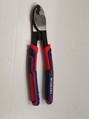 une paire de pinces posées l'une à côté de l'autre sur une surface blanche