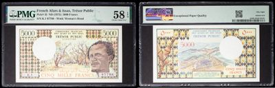 trois types différents de billets de banque exposés dans une vitrine