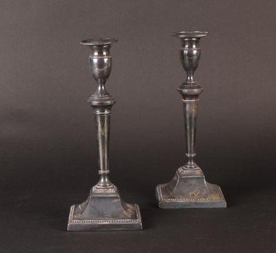 Paire de bougeoirs en bronze et métal argent décor de frises…