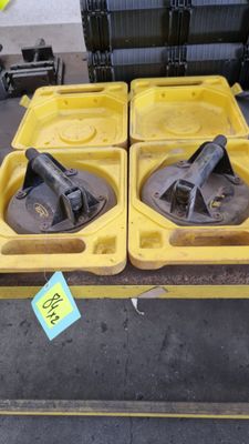 deux plateaux jaunes posés sur une table