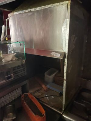 une petite cuisine équipée d'une cuisinière et d'un micro-ondes