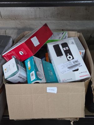 une boîte en carton remplie d'appareils électroniques posée par terre