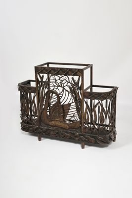 une cage métallique dans laquelle se trouve un oiseau