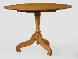une vieille table en bois avec un plateau en bois sur fond blanc