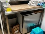 une cuisine équipée d'un évier et d'un lave-vaisselle