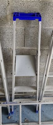 deux échelles fixées au mur