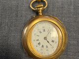 une image représentant une montre de poche en or ornée de chiffres romains