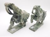deux statues représentant un homme à cheval et une femme à cheval