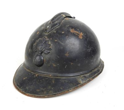 un vieux casque noir sur fond blanc, avec un fond blanc