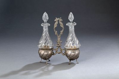 paire de vases anciens en argent et en verre, posés sur un socle, sur fond gris