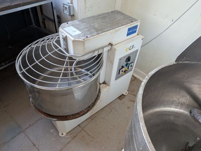 une photo d'un mixeur dans une cuisine, avec un grand saladier