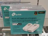 deux boîtes de routeurs Wi-Fi TP-Link TL-WRL exposées dans un magasin