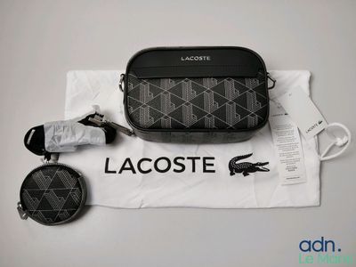 un sac posé sur une serviette blanche