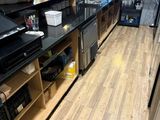 un homme qui se tient au comptoir d'un magasin