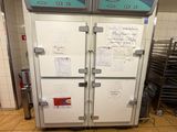 une photo d'une cuisine professionnelle équipée de deux fours