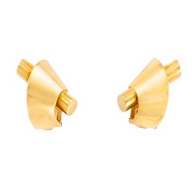 paire de boucles d'oreilles plaquées or sur fond blanc, avec des découpes