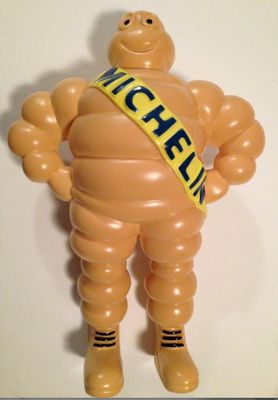 une image représentant une figurine gonflable d'un homme portant une écharpe autour du cou