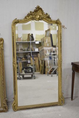 un grand miroir placé à côté de deux miroirs plus petits