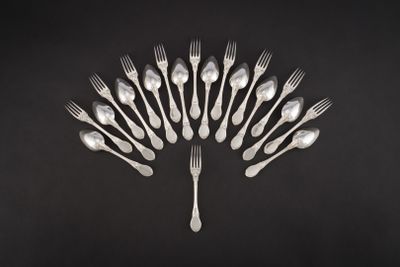 un ensemble de fourchettes disposées en éventail
