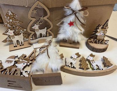 toutes ces décorations de Noël qui sont posées sur la table