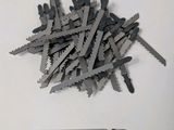 une pile d'outils posés sur une table