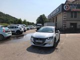 une voiture blanche garée devant un bâtiment