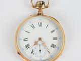 une montre de poche en or avec des chiffres romains
