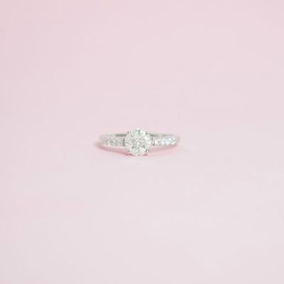 Solitaire en or blanc 18K (750/oo), sertie en son centre d'u…