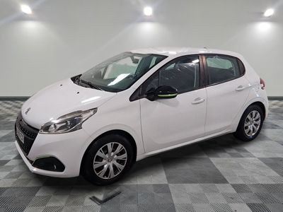 la photo d'une petite voiture blanche garée dans un garage