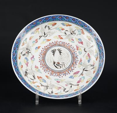 une assiette blanche et bleue décorée d'oiseaux et de fleurs