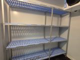 une étagère qui comporte de nombreuses étagères